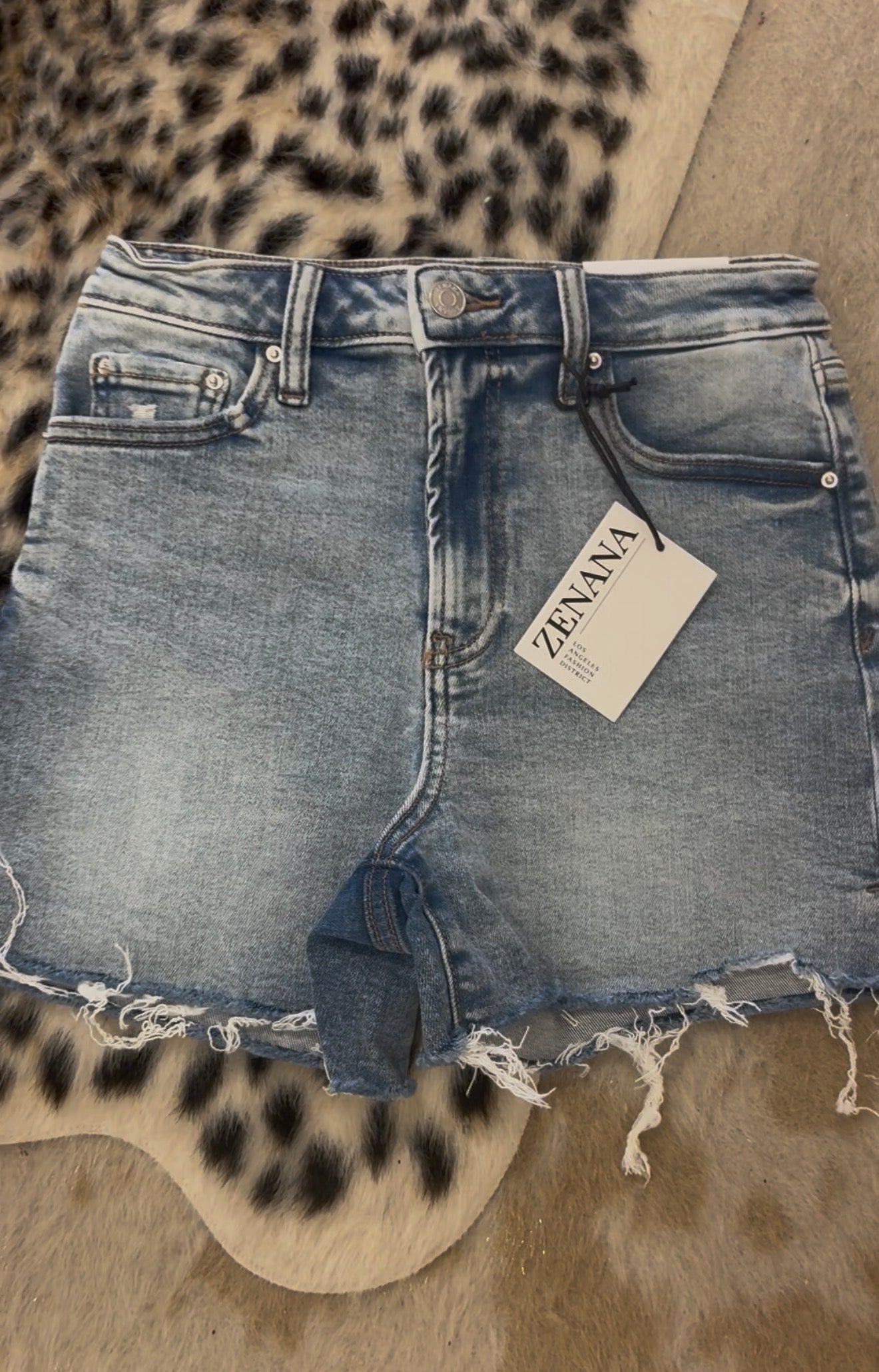 Zenana Every Day Shorts - lighter wash